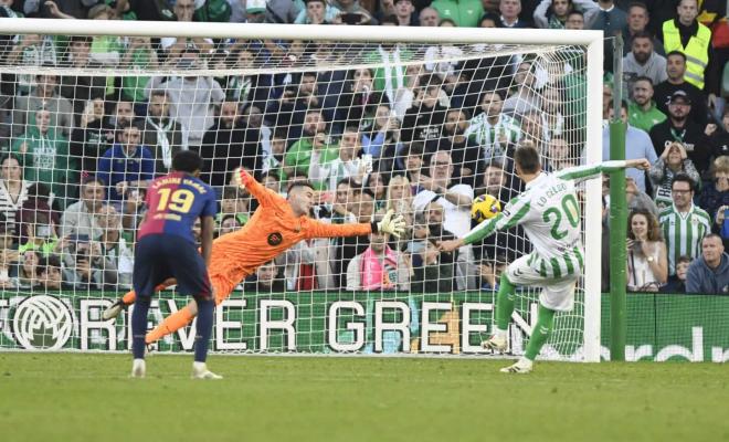 El gol de Lo Celso ante el Barça (Foto: Kiko Hurtado).