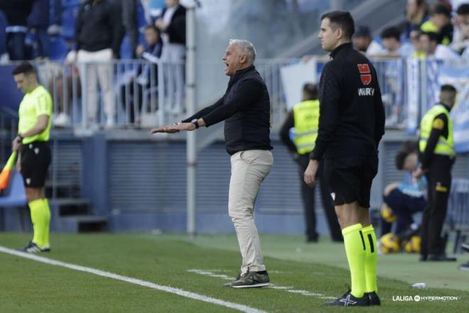 Pellicer da instrucciones en La Rosaleda. (Foto: MCF)