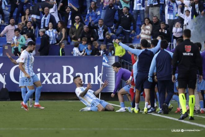 Dioni celebra con el banquillo el 1-0 del Málaga. (Foto: LALIGA)