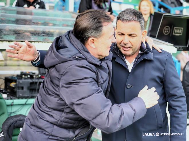 Cristóbal Parralo y Javi Calleja se saludan en el Racing de Ferrol - Real Oviedo (Foto: LALIGA).