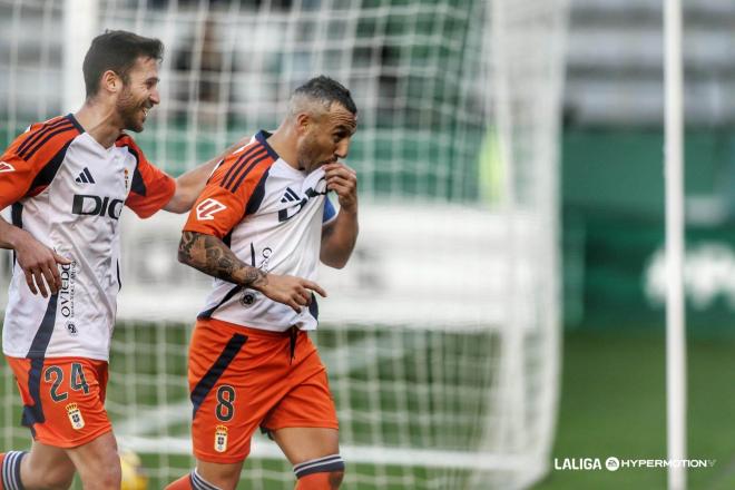 Santi Cazorla celebra su gol con el Real Oviedo (Foto: LALIGA).