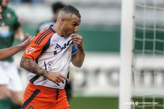 Santi Cazorla celebra su gol con el Real Oviedo ante el Racing de Ferrol (Foto: LALIGA).