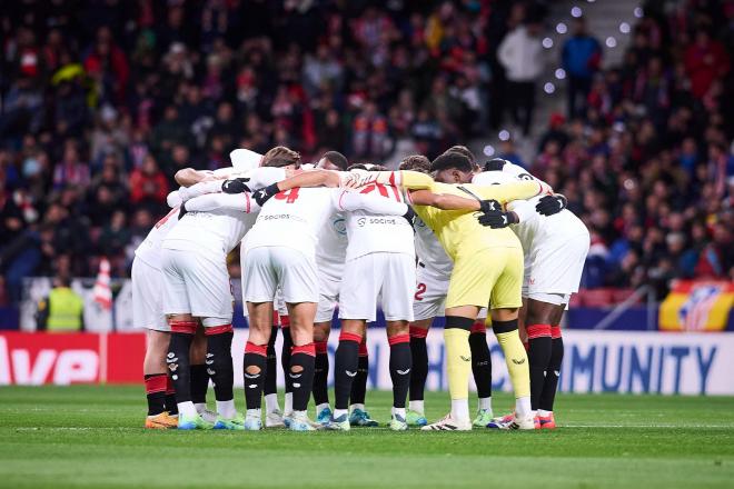 Piña inicial antes de jugar ante el Atleti (Foto: Cordon Press).