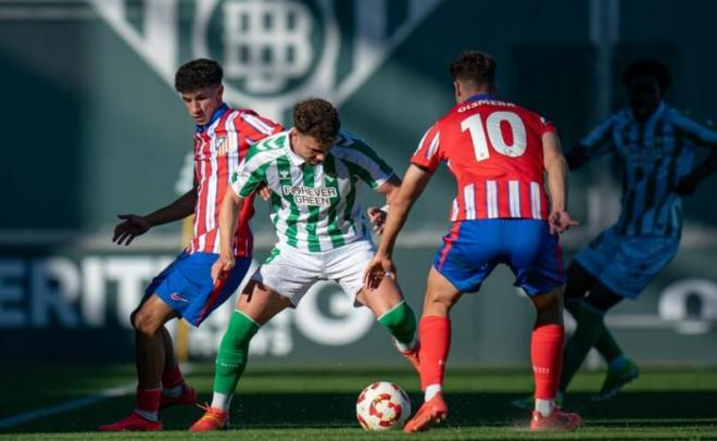 El bético Marcos Fernández con la pelota (foto: RBB).