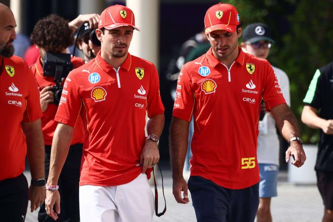 Charles Leclerc y Carlos Sainz, en el Gran Premio de Abu Dabi (Foto: Cordon Press).