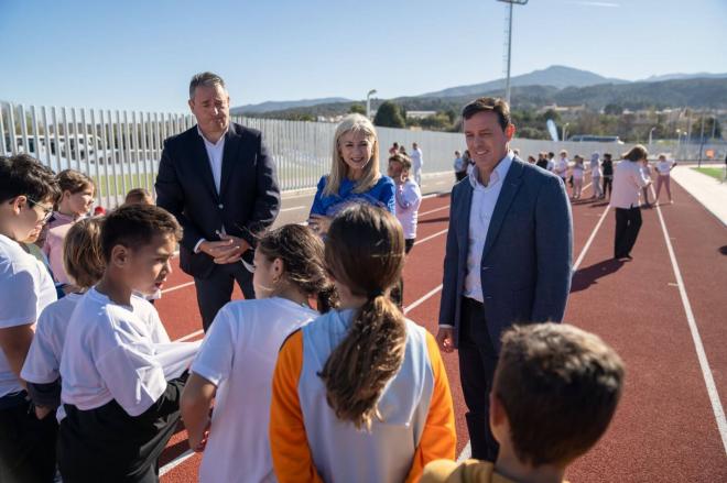 Patricia del Pozo aprovechó la visita para hablar con los deportistas más jóvenes de Tíjola.