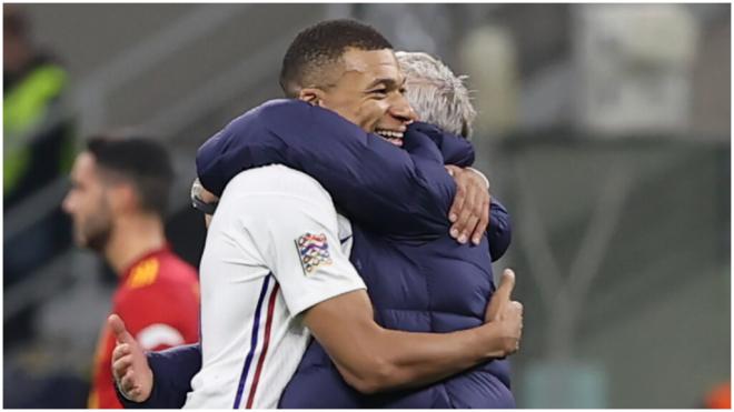 El abrazo de Kylian Mbappé y Deschamps. (Fuente: Europa Press)