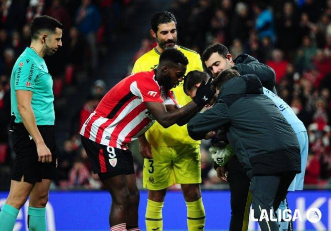 Iñaki Williams consuela a Diego Conde tras lesionarse la rodilla (Foto: LALIGA).