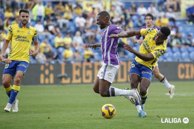 Mamadou Sylla cae ante Essugo.