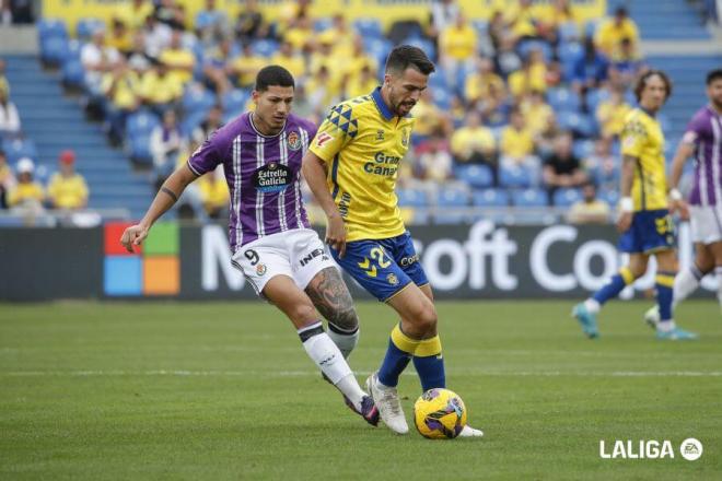 Marcos André de Sousa presiona a Kirian Rodríguez en el UD Las Palmas - Real Valladolid.