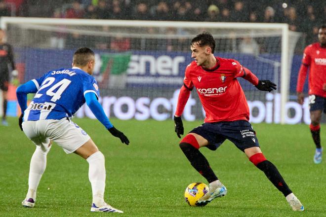 Budimir conduce un balón en el Osasuna-Alavés (Foto: Cordon Press).