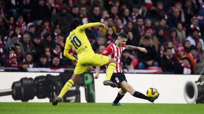 El toque de empeine exterior Oihan Sancet ante el Villarreal CF de Marcelino en el partido de LaLiga jugado en San Mamés (Foto: Athletic Club).