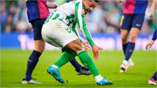 Vitor Roque reclamando el penalti de Frenkie de Jong (Europa Press)