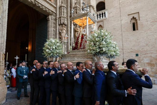 La Virgen de Setefilla de Lora del Río, a su salida de la Catedral de Sevilla (Foto: EFE).