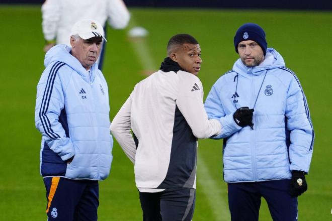 Carlo Ancelotti, Kylian Mbappé y Davide Ancelotti (Cordon Press)