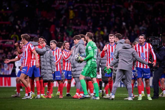 Los jugadores del Atlético celebrando la victoria contra el Sevilla (Foto: Cordon Press).