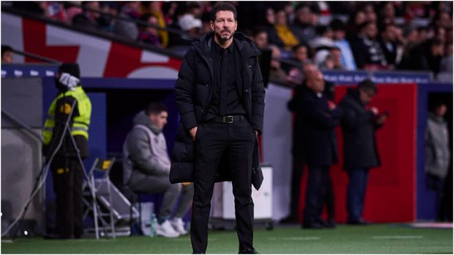 Diego Simeone, mirando a la grada durante el Atlético-Sevilla (foto: Cordon Press).