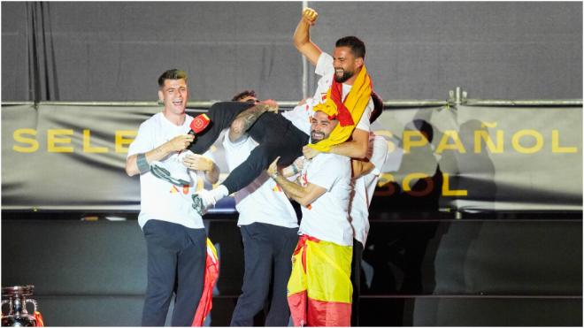 Morata y Nacho Fernández celebran con Dani Carvajal la Eurocopa (foto: Cordon Press).