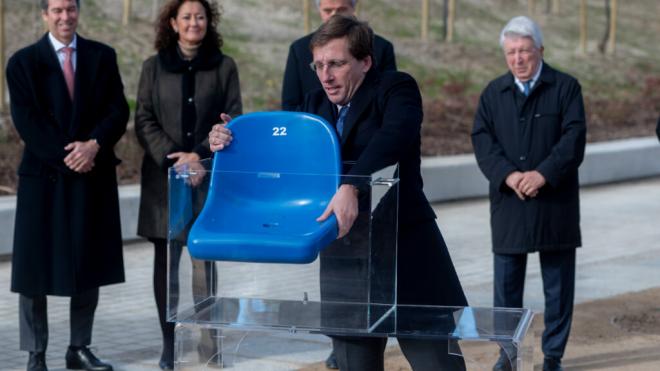 José Luis Martínez-Almeida guardando una butaca del Calderón (Europa Press)