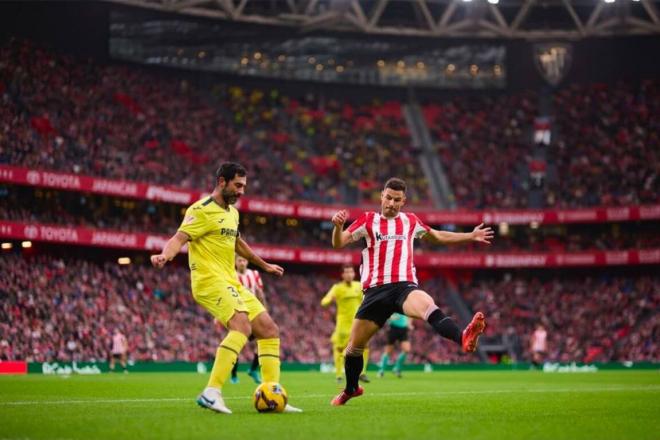 Acción de presión adelantada de Gorka Guruzeta ante el Villarreal CF en San Mamés (Foto: Athletic Club).