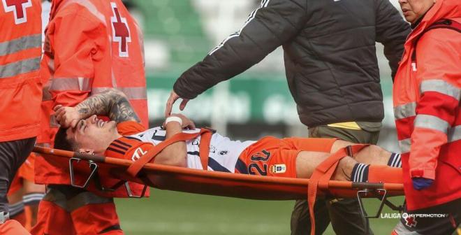 Jaime Seoane se marcha lesionado del Racing de Ferrol-Real Oviedo (Foto: LALIGA).