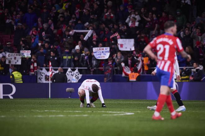 Kike Salas se lamenta tras la derrota del Sevilla en el Metropolitano (Foto: Cordon Press).