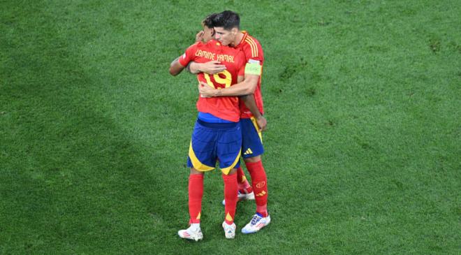 Álvaro Morata abraza a Lamine Yamal en la Eurocopa 2024 (Cordon Press)