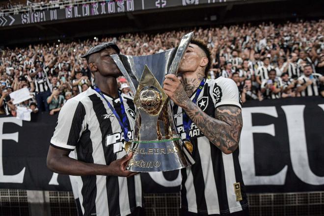 Luiz Henrique e Igor Jesus celebran el Brasileirao de 2024 (Foto: Cordon Press).