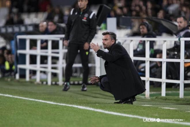 Rubén Albés da instrucciones en el Cartagena - Sporting (Foto: LALIGA).