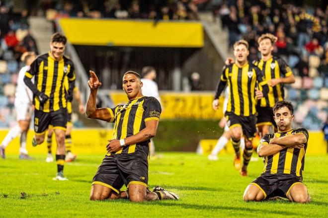 Maroan Sannadi celebra uno de sus goles a la Cultural Leonesa (Foto: Barakaldo CF).