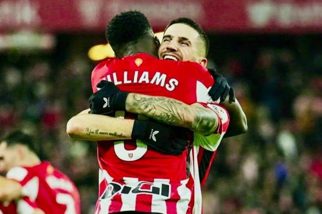 Oihan Sancet abraza a Iñaki Williams tras su gol ante el Villarreal CF en San Mamés (Foto: Athletic Club).