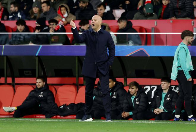 Arne Slot, en la banda durante el Girona-Liverpool (FOTO: Cordón Press).