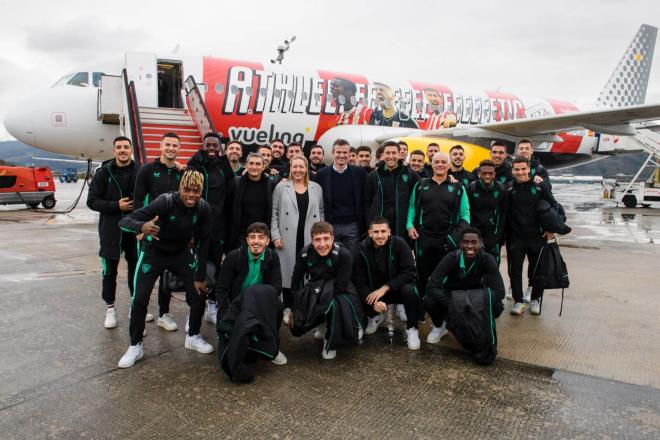 Jon Uriarte y el nuevo avión rumbo a Estambul (Foto: Athletic Club).