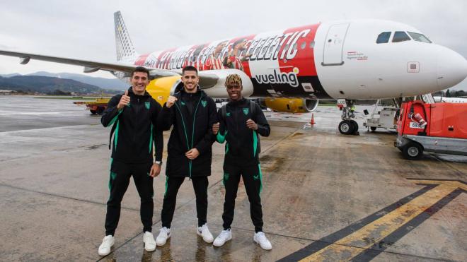 Dani Vivian, Oihan Sancet y Nico Williams fardan ante el nuevo avión rotulado de los Leones (Foto: Athletic Club).