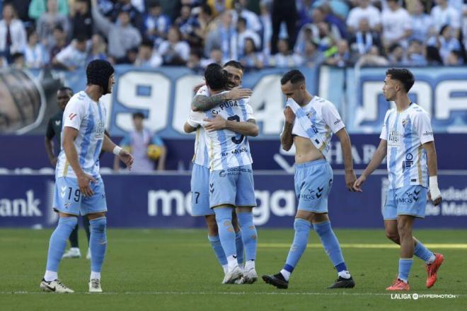 Carlos Puga y Dioni se abrazan en la celebración de gol. (Foto: LALIGA)