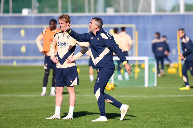 Garitano, junto a Álex Fernández en la sesión de este martes (Foto: Cádiz CF).