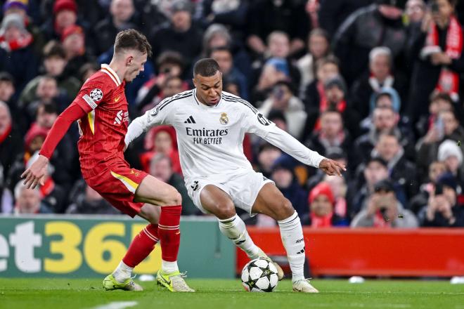 Conor Bradley defiende a Kylian Mbappé en el Liverpool-Real Madrid (Foto: Cordon Press).