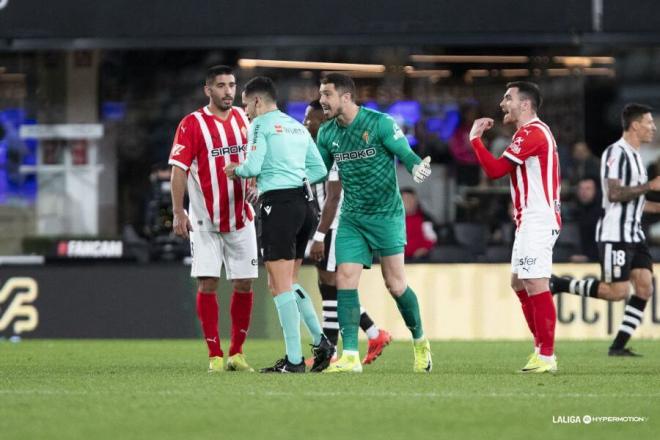 Rubén Yañez, al ser expulsado en el Cartagena-Sporting (Foto: LALIGA).