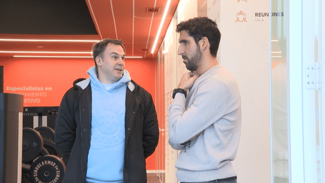 Asís Martín y Raúl García, durante su charla para ElDesmarque en el gimnasio Emen4sport de Deusto.