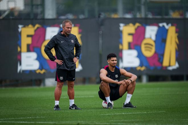 Hansi Flick y Araújo en un entrenamiento (X FC Barcelona)