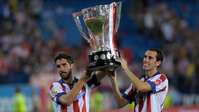 Raúl García y Diego Godín enseñando el trofeo de LALIGA (Fuente: Cordon Press)