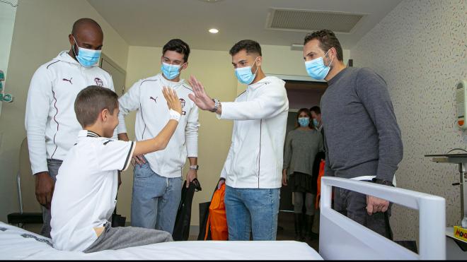 Valencia CF visita los hospitales