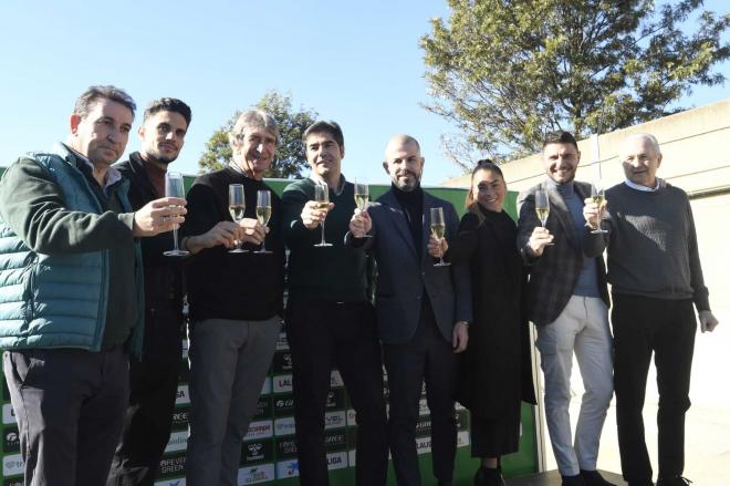 Ángel Haro, junto a los principales representantes del Real Betis, en el brindis navideño (Foto: