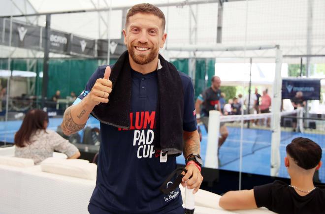 Papu Gómez, jugando al pádel en Italia (Foto: CordonPress).