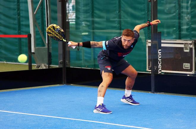 Papu Gómez, jugando al pádel en Italia (Foto: CordonPress).