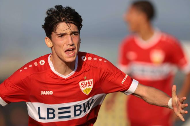 Efe Korkut, seguido por el Athletic, celebra un gol con el Stuttgart sub 17 (FOTO: Cordón Press).