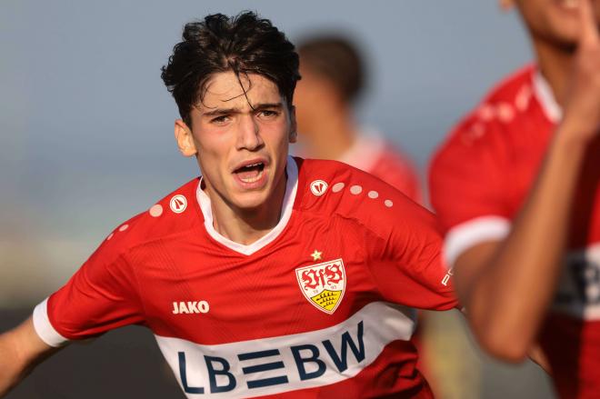 Efe Korkut celebra un gol con el Stuttgart sub 17 (FOTO: Cordón Press).