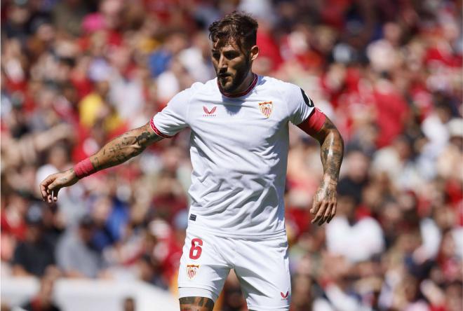 Gudelj, con el brazalete de capitán del Sevilla (Foto: Cordon Press).