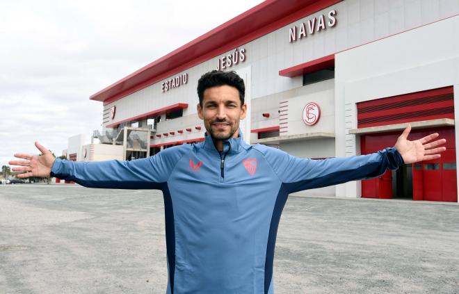 Jesús Navas, ante el estadio que lleva su nombre (Foto: Kiko Hurtado).