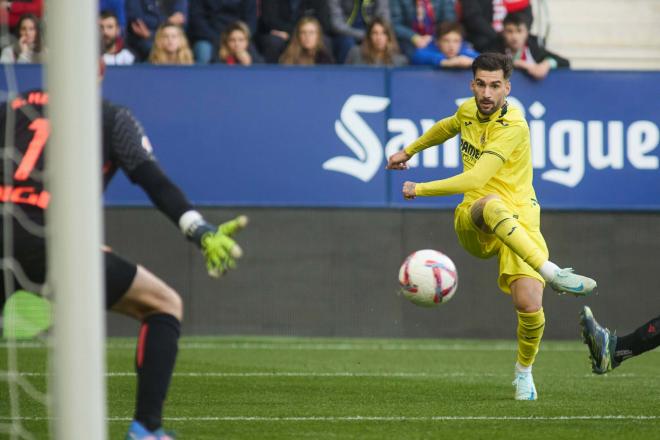 Álex Baena dispara durante el Osasuna-Villarreal (Foto: Cordon Press).